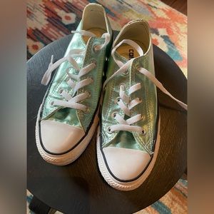Shimmer green converse
